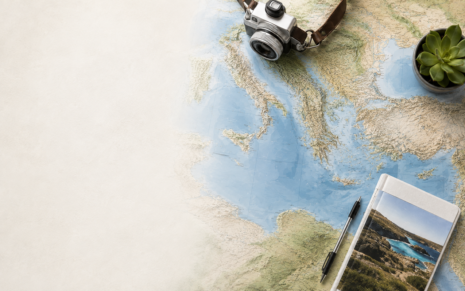 Reiseplanung mit Karte, Notizen und Koffer